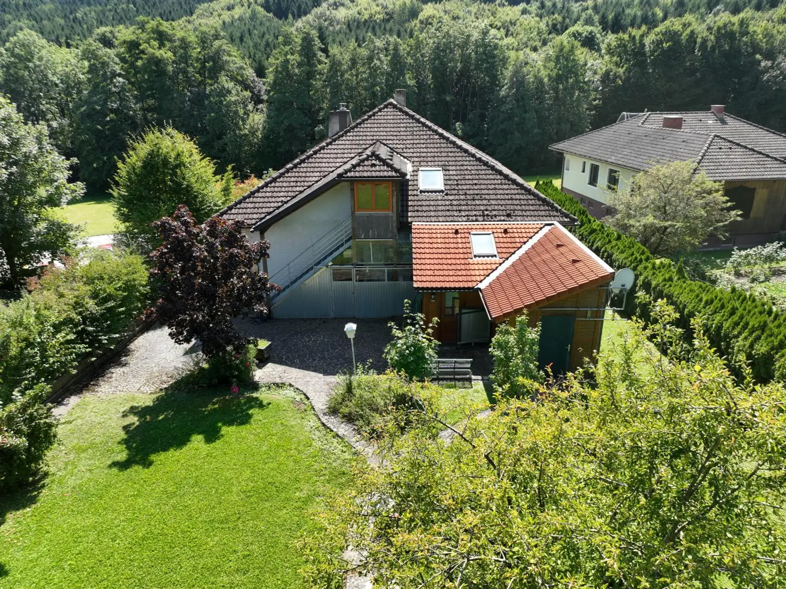 Mehrfamilienhaus mit großzügigen Garten