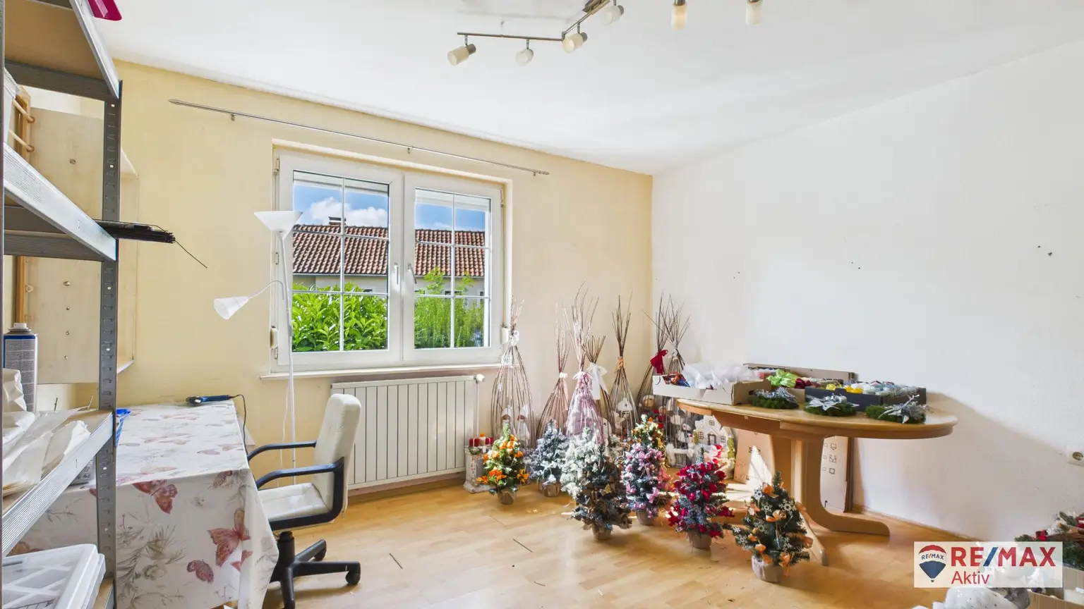 Großzügiges Ein- bzw. Zweifamilienhaus mit großem Garten und Garage