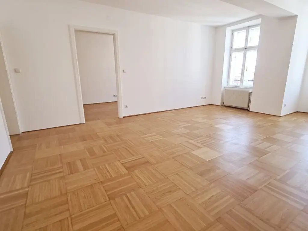 SPITTELBERG, teilsaniertes 84 m2 Dachgeschoß, 3 Zimmer, Extraküche, Wannenbad, Parketten, WG-geeignet, MQ-Nähe