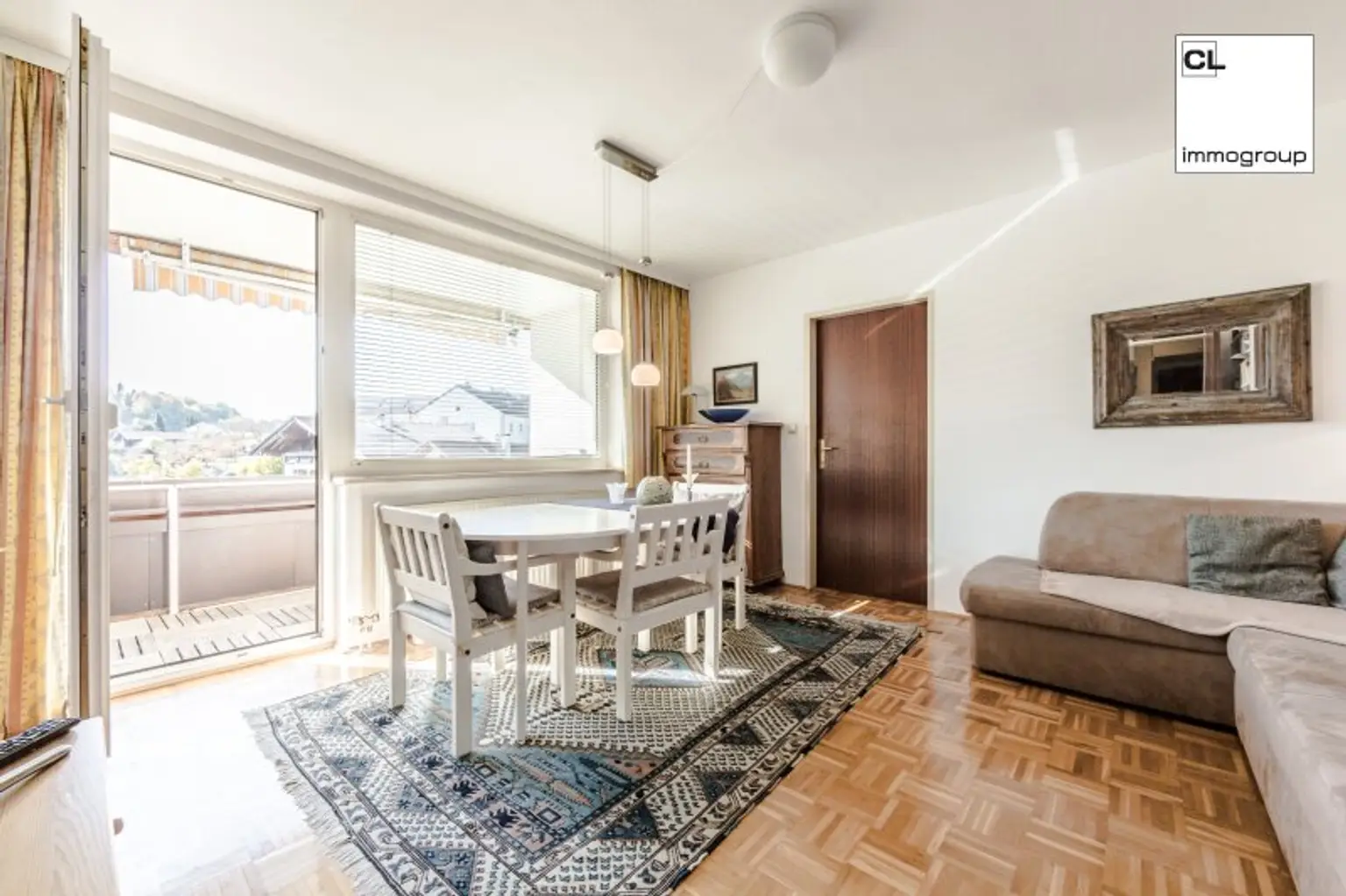 Heller, freundlicher Wohnbereich mit großem Balkon