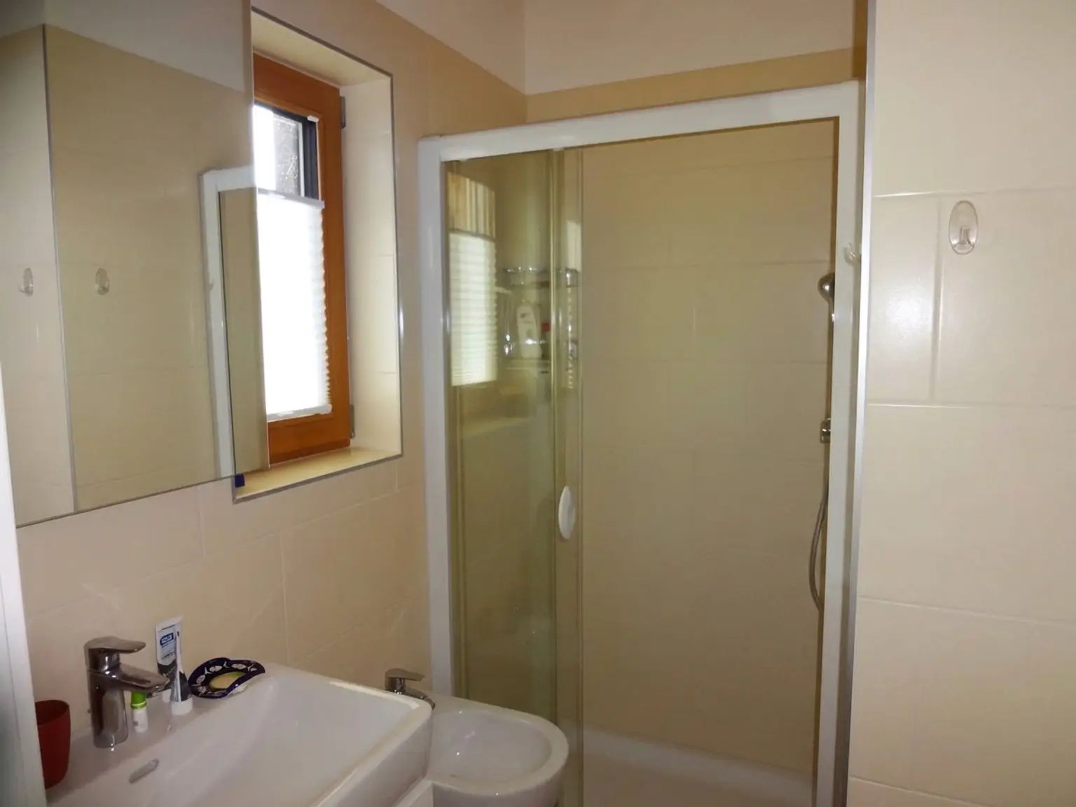 Badezimmer mit Dusche ( aufgeräumt mit KI Unterstützung)