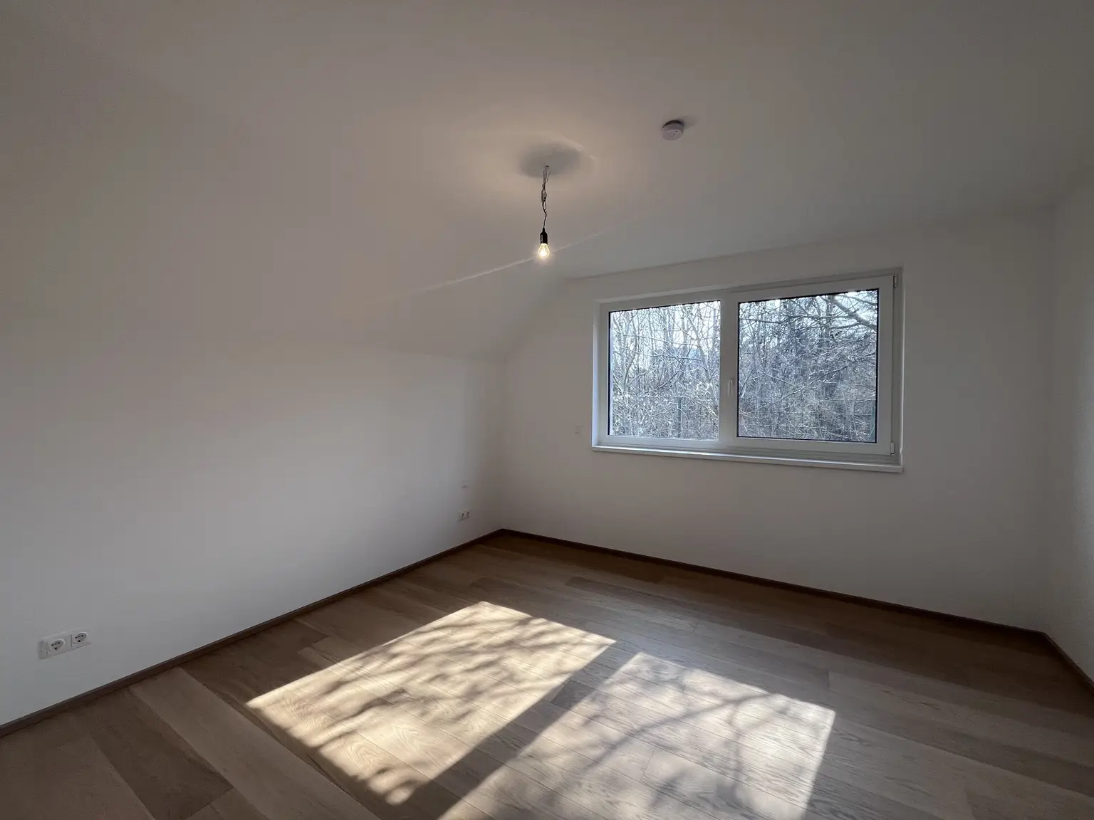 Erstbezug !!! Traumhafte Doppelhaushälfte -  mit 5 Zimmern, Garten, Wohnkeller und Stellplätzen!