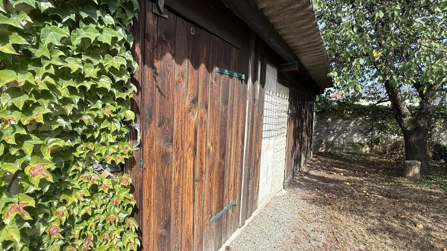 Gartenhaus mit 2 Holztore