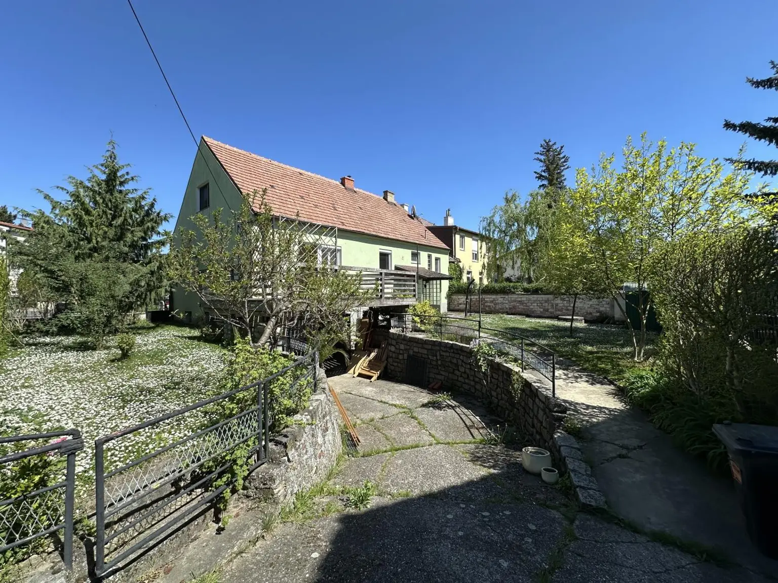 2 Ansicht Grundstück und Haus