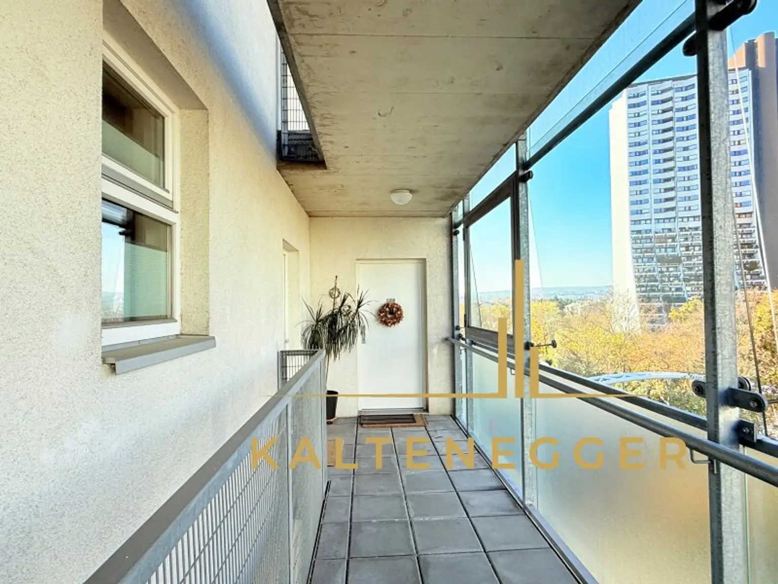 Offener Gang führt zur Wohnung (Eingangstüre links) - rechts Alt Erlaa