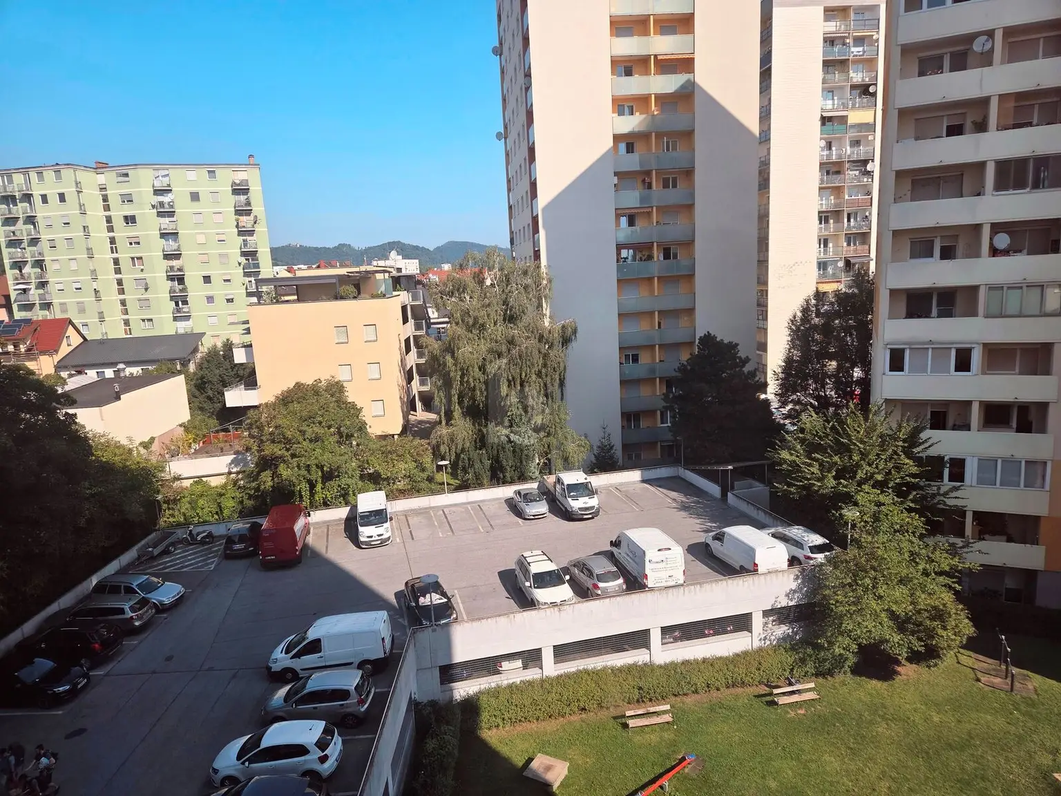 ELEGANT MÖBLIERT, MODERNISIERT UND PERFEKT GESCHNITTEN, MIT BALKON, TIEFGARAGENPLATZ UND VIEL KOMFORT