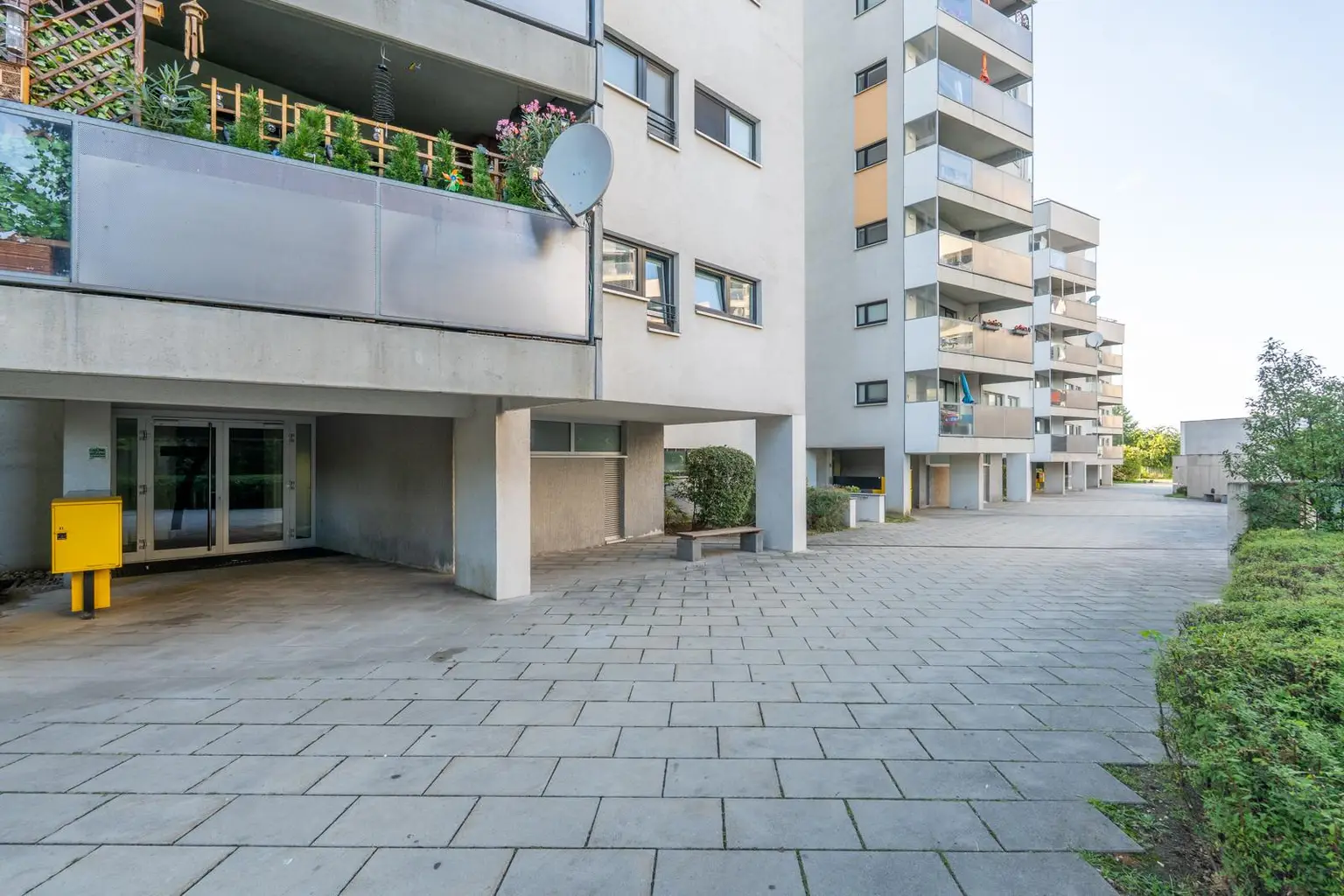"Helle und voll möblierte Wohnung"