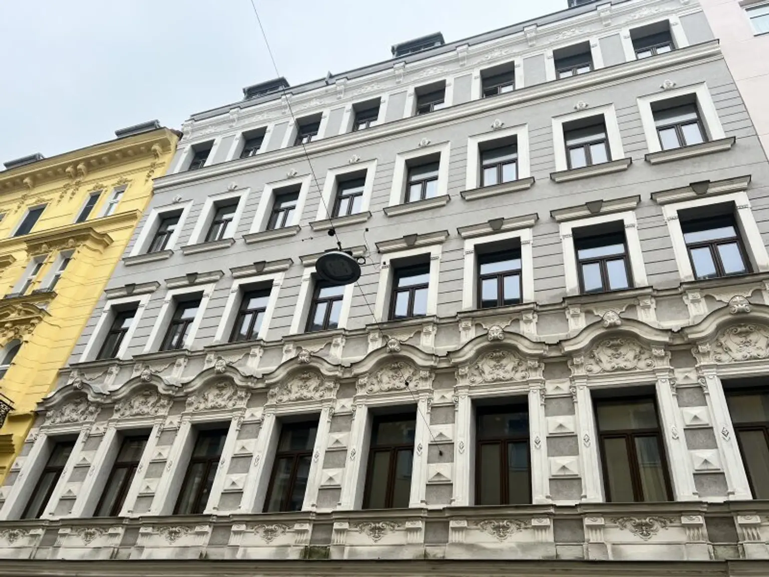 Altbau-Flair modern interpretiert: Vollsanierte 2 Zimmer Wohnung mit hofseitigem Balkon