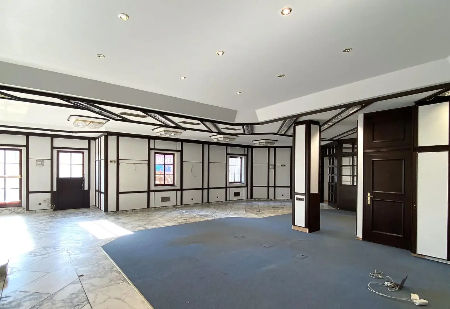 Verkaufsraum Blick Straßenfront