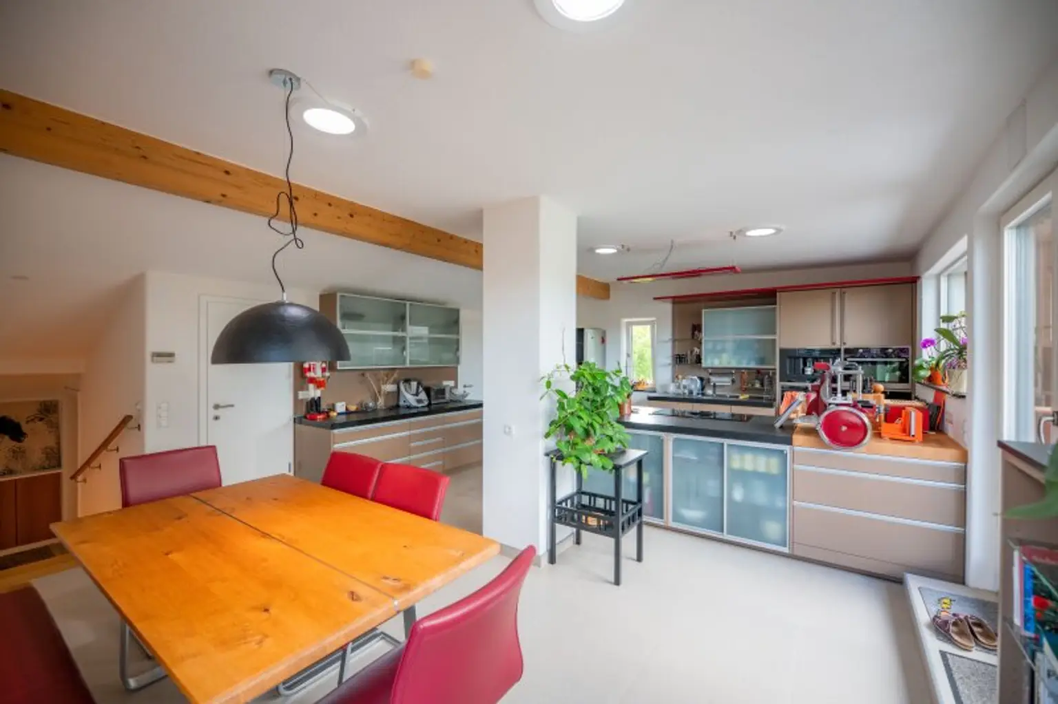 Dachgeschosswohnung in Ruhelage mit traumhaftem Grünblick, eigenem Garten und Garage
