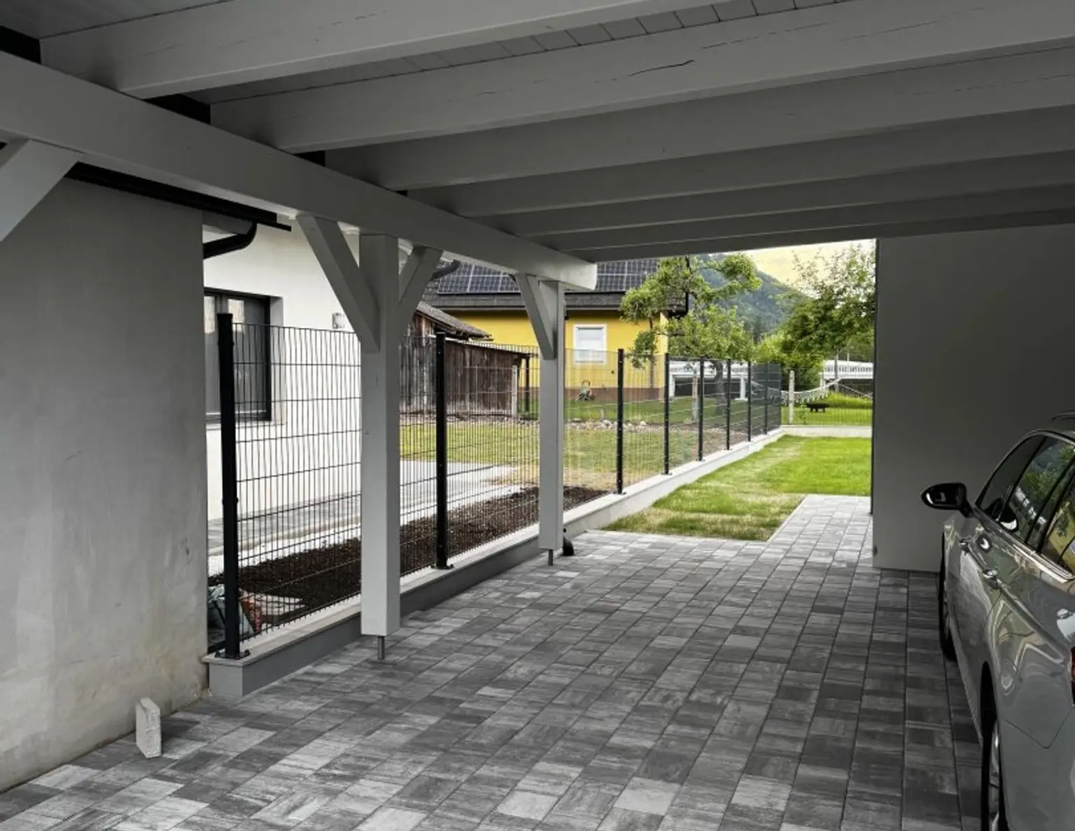 Stilvolle Doppelhaushälfte mit Pool, Designküche und Wohlfühlambiente