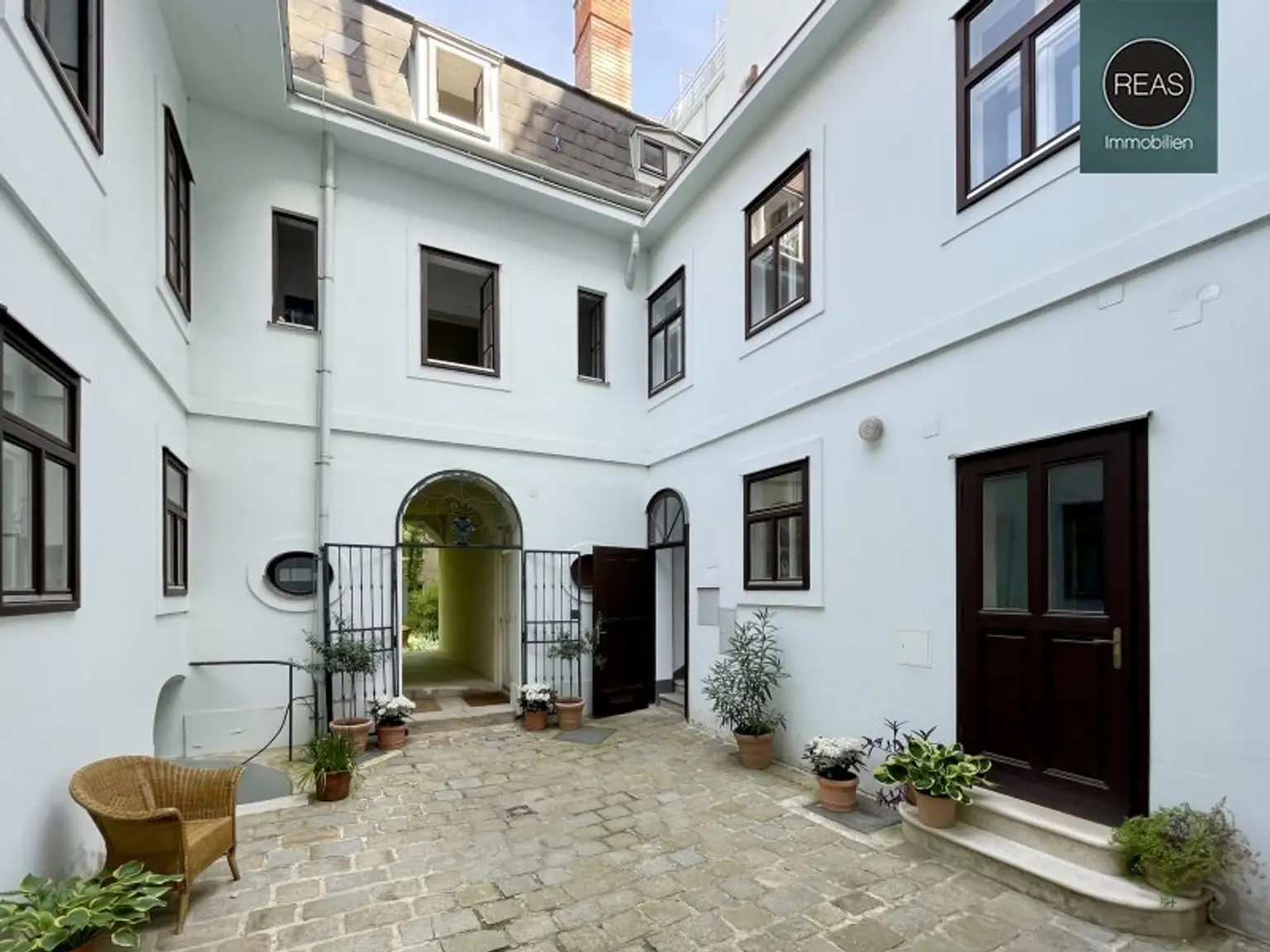 Büro mit Gartenblick und Erker in Bestlage neben dem Schubert-Museum! Gartennutzung inklusive!