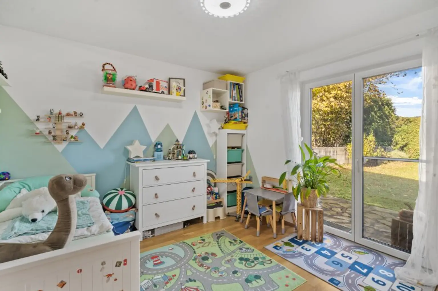 Wohnen mit Blick in den Wienerwald – Außergewöhnlicher Bungalow mit Pool und Photovoltaik