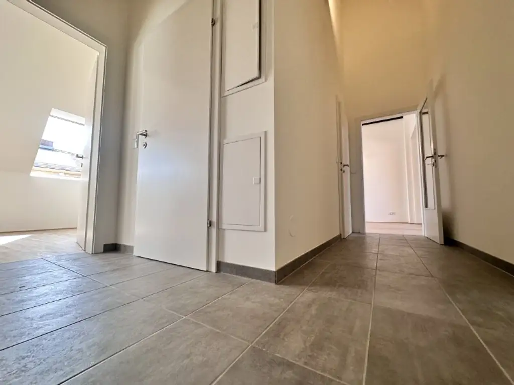 TOP Sanierte Wohnung im Dachgeschoss - Mit Schlossbergaussicht