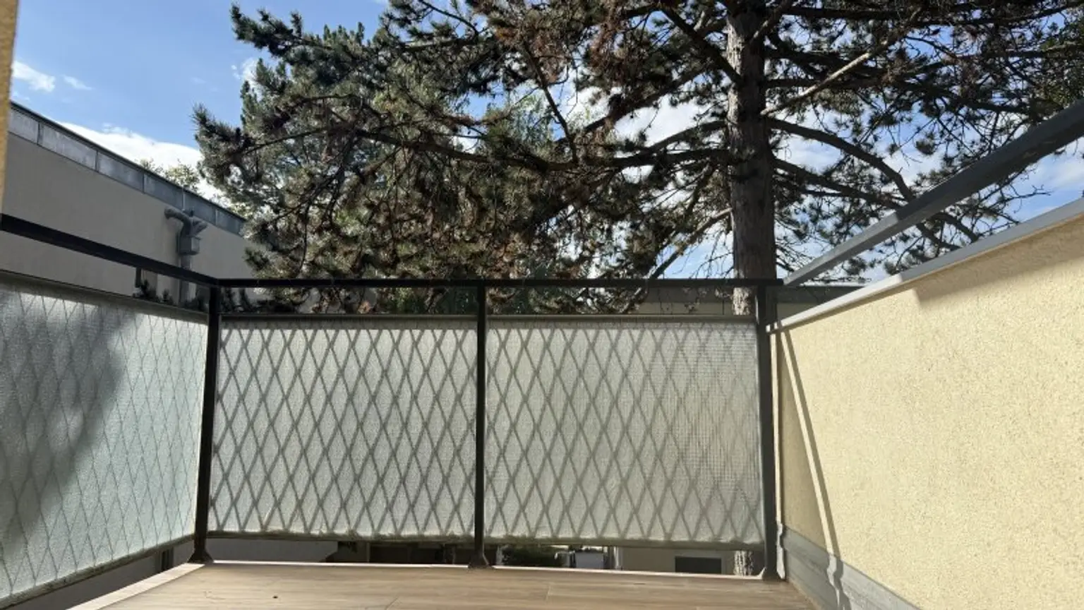 Baumeistergasse: Zwei Zimmer (zenral begehbar) mit separater Küche und Balkon!