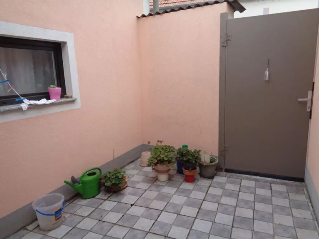 Jedenspeigen: S- Bahn: kleiner, bezugsfertiger Wohnhit mit Innenhof,ohne Garten