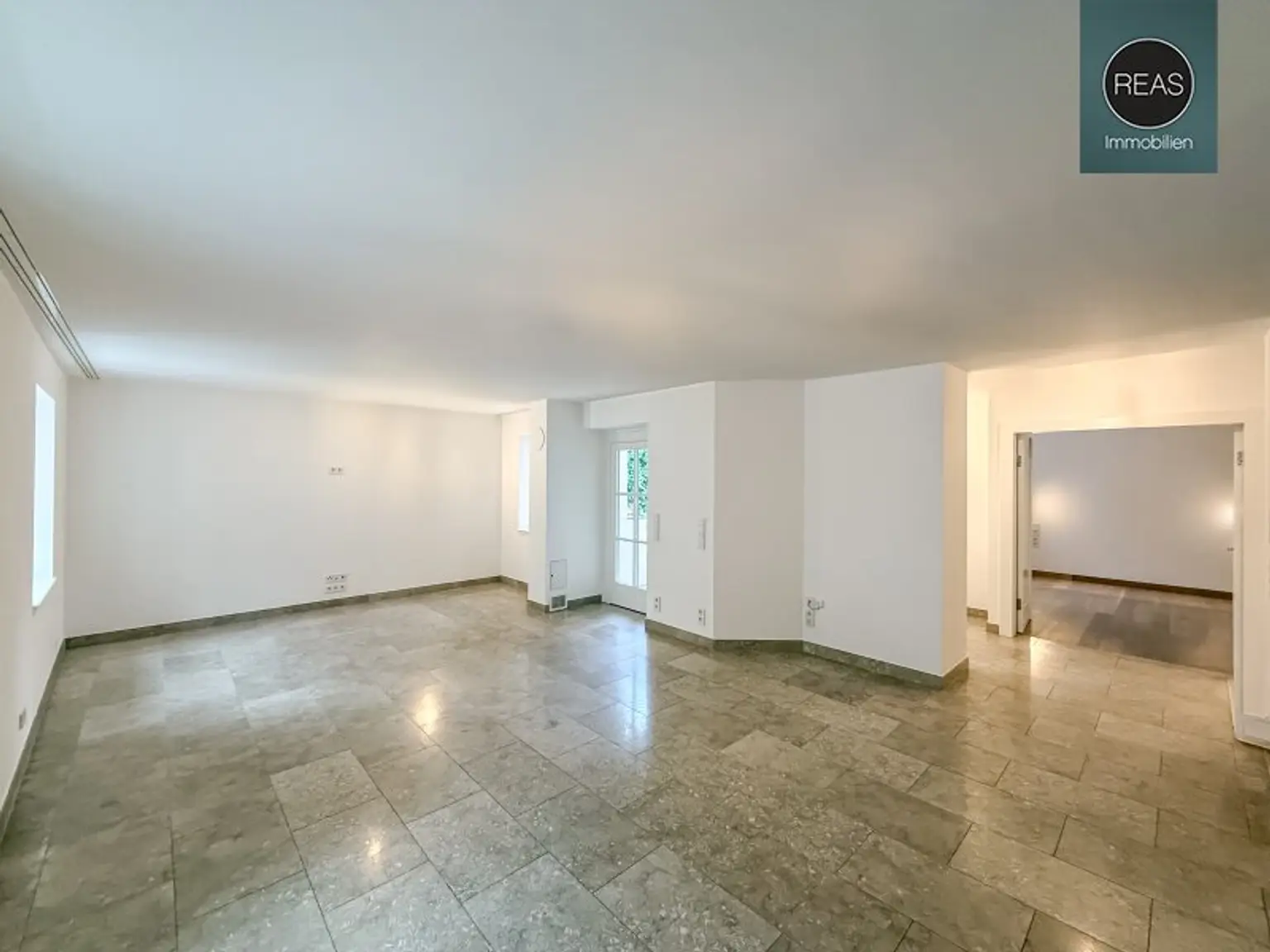 Provisionsfrei: Exklusives Maisonette - Apartment mit Loggia und Terrasse beim Beethoven Museum und Pfarrplatz! Garagen verfügbar!