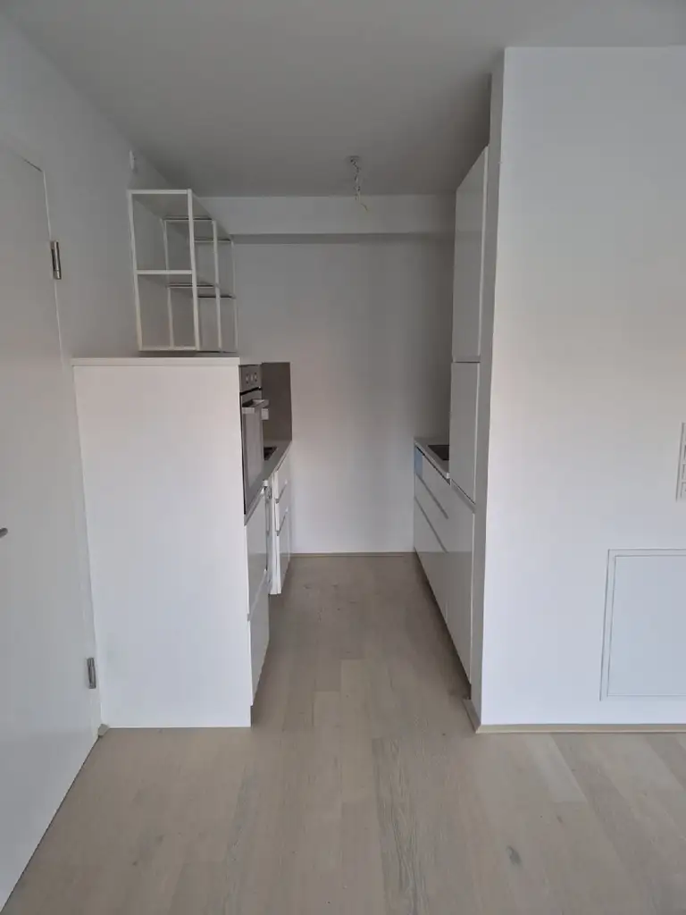 Moderne Stadtwohnung im 6. Stock mit Balkon – Erstbezug