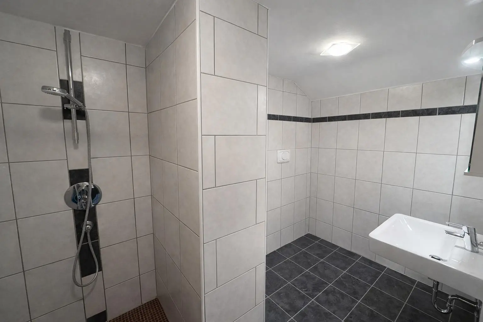 Badezimmer 3 (DG - Haupthaus)