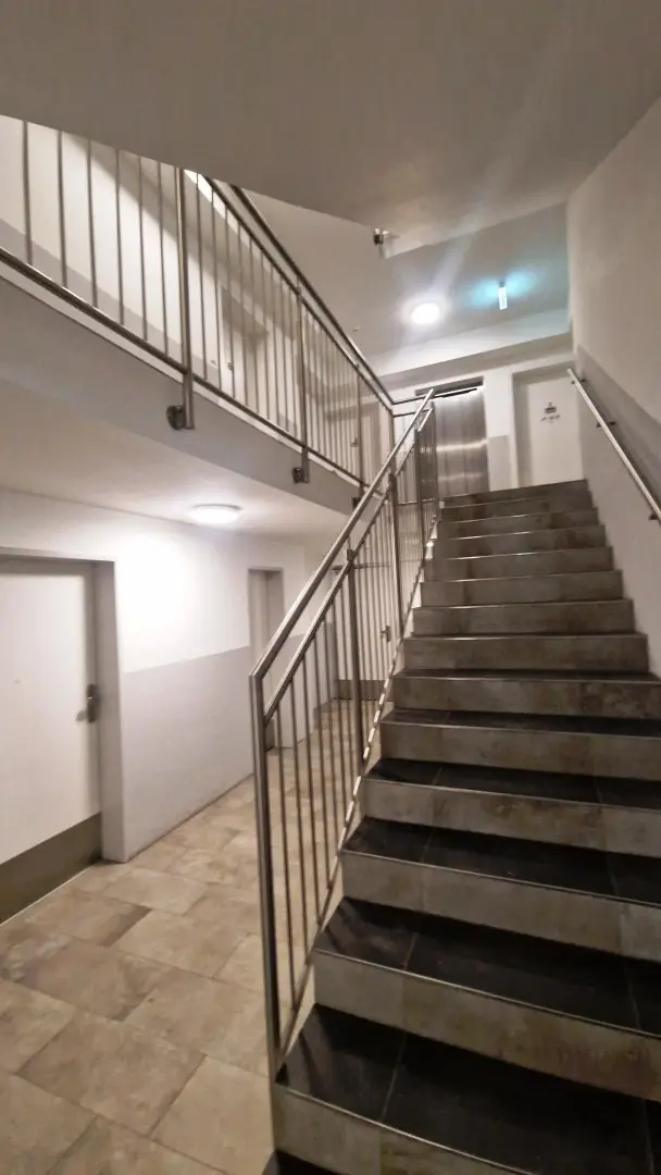 Stiegenhaus und Heizung mit Fernwärme (1)