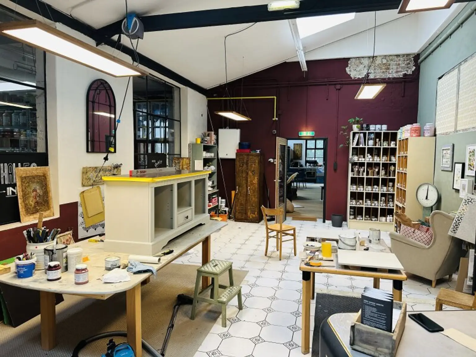 Wunderschöne Lagerhallen mit Büro, Parkplätzen, gute Erreichbarkeit, gute Zufahrt