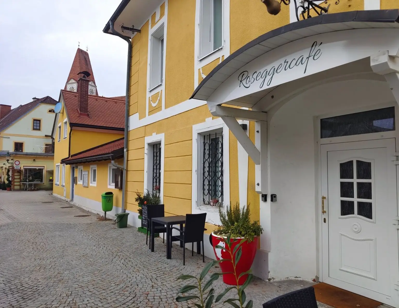 Top verpachtetes Cafe mit Zimmervermietung + exklusives Wohnhaus mit Innenhof + riesigem Stadl mit schönem Garten