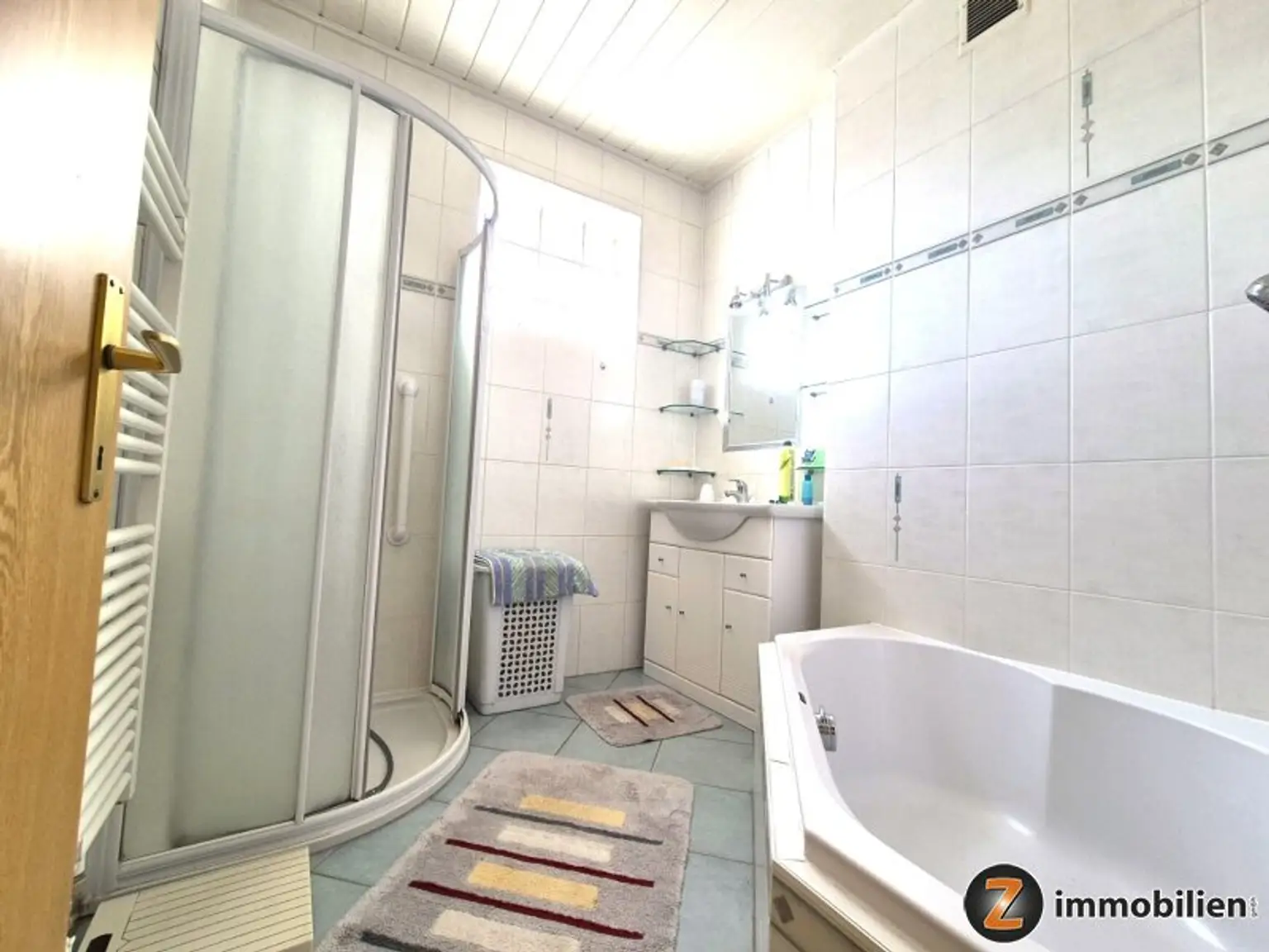 Bad mit Wanne und Dusche