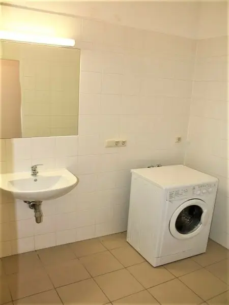 HOLBEINGASSE, 68 m2 Altbau, Wohnküche, 2 Zimmer, WG-geeignet, Komplettküche, Wannenbad, Parketten, 4. Liftstock