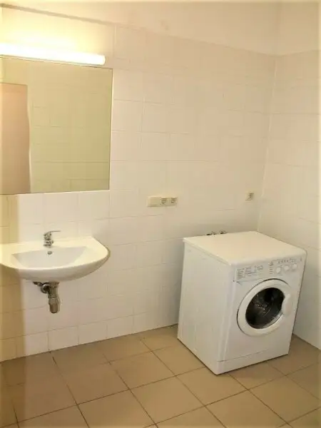 HOLBEINGASSE, 68 m2 Altbau, Wohnküche, 2 Zimmer, WG-geeignet, Komplettküche, Wannenbad, Parketten, 4. Liftstock