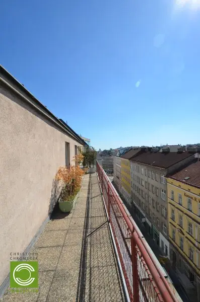 CHRISTOPH CHROMECEK IMMOBILIEN - 1090 WIEN - Renovierungsbedürftige Dachgeschoßwohnung mit Terrasse!