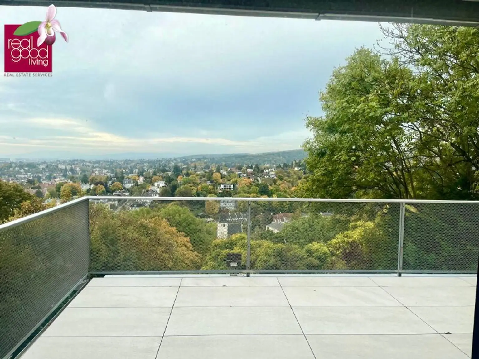 Wohngenuss mit Traumfernblick: Teilmöblierte Traumvilla mit Outdoorpool, Garten, Sauna, Jacuzzi Indoor, Tischtennistisch, etc.