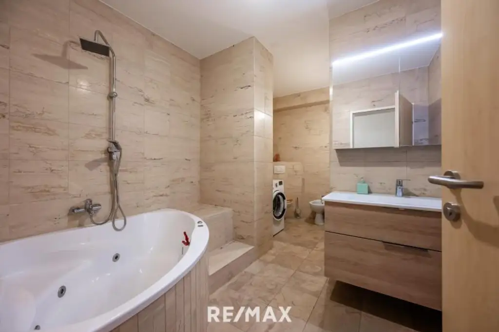 Traumhafte 6 - Zimmer - Wohnung / Büro mit grünem Innenhof in ruhiger sensationeller Lage in Hernals