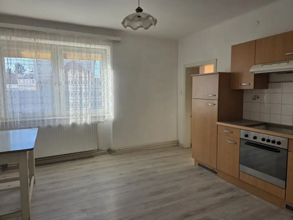 „NUR 25 MINUTEN von WIEN!“ EIN- ODER ZWEIFAMILIENHAUS – schönes ECKGRUNDSTÜCK