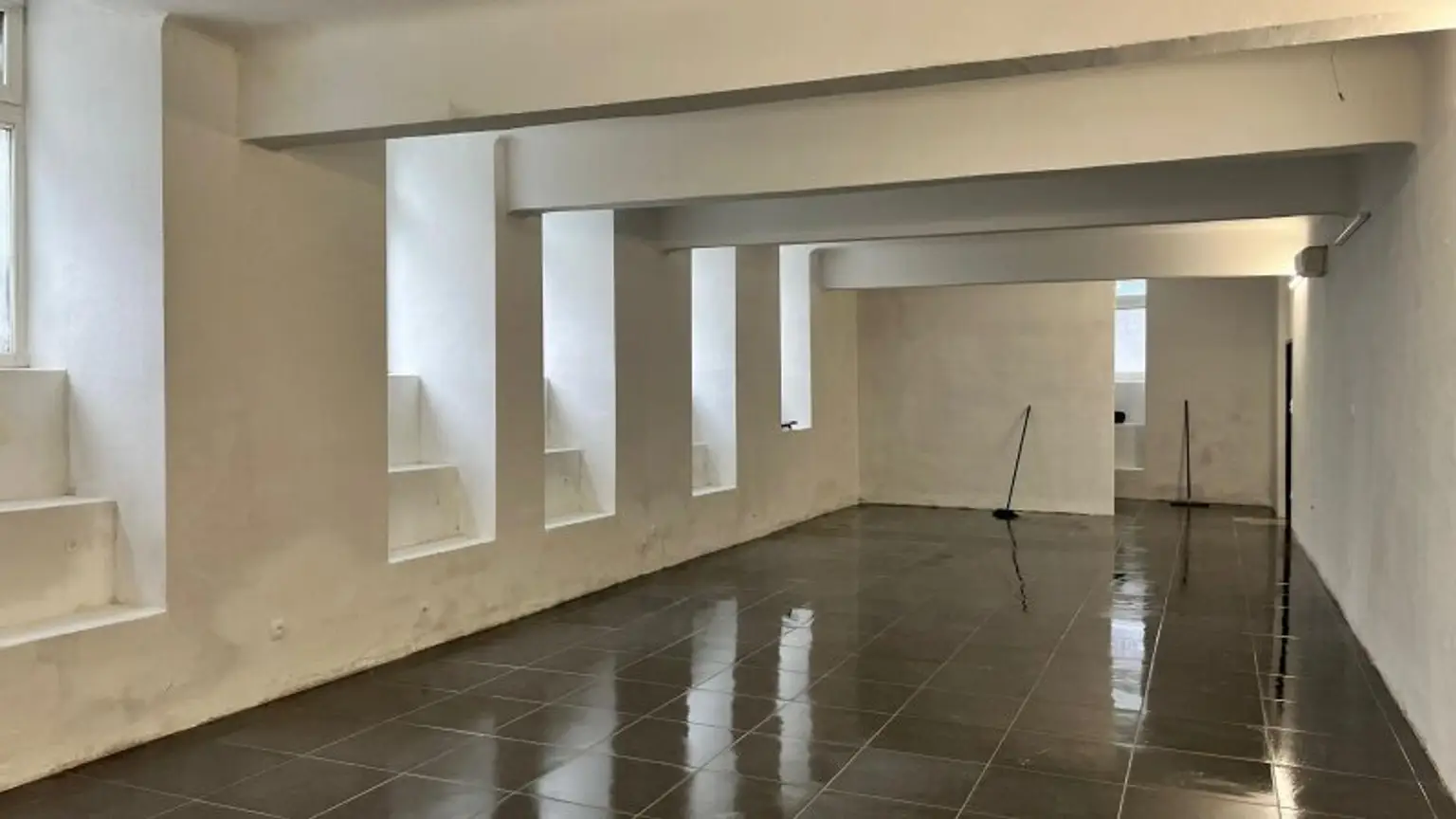 Frisch renovierte Lager- oder Gewerbefläche nahe Kardinal-Nagl-Platz