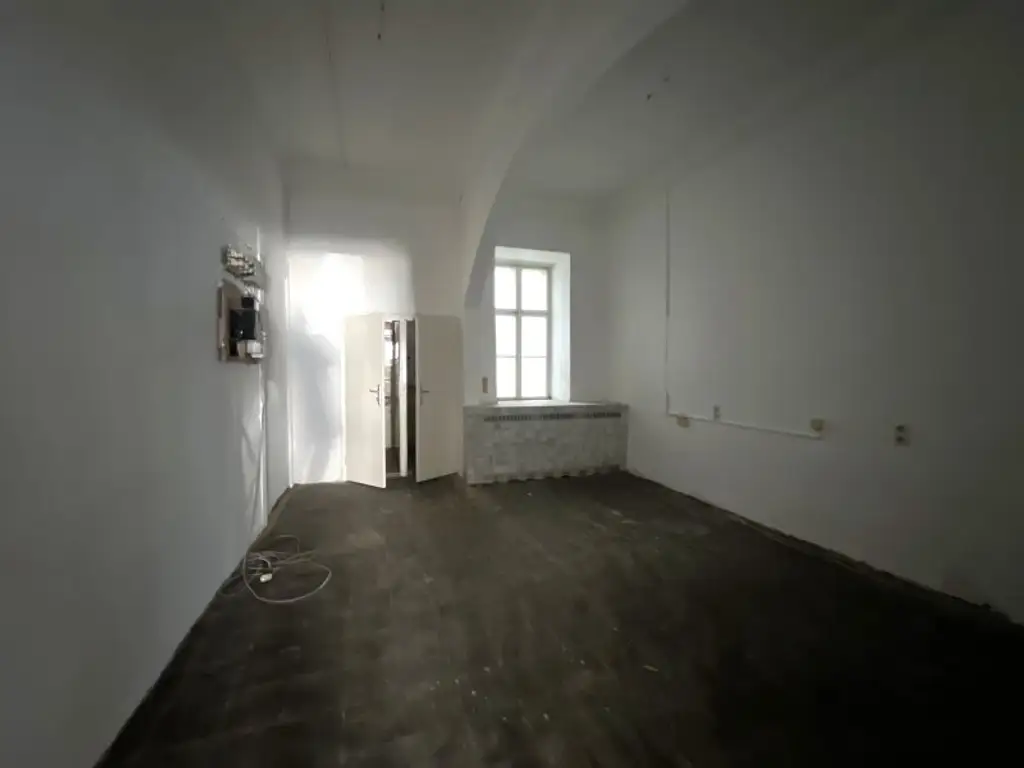 Top Lage! Renovierungsbedürftige Praxis oder Büro - aus Alt wird Neu