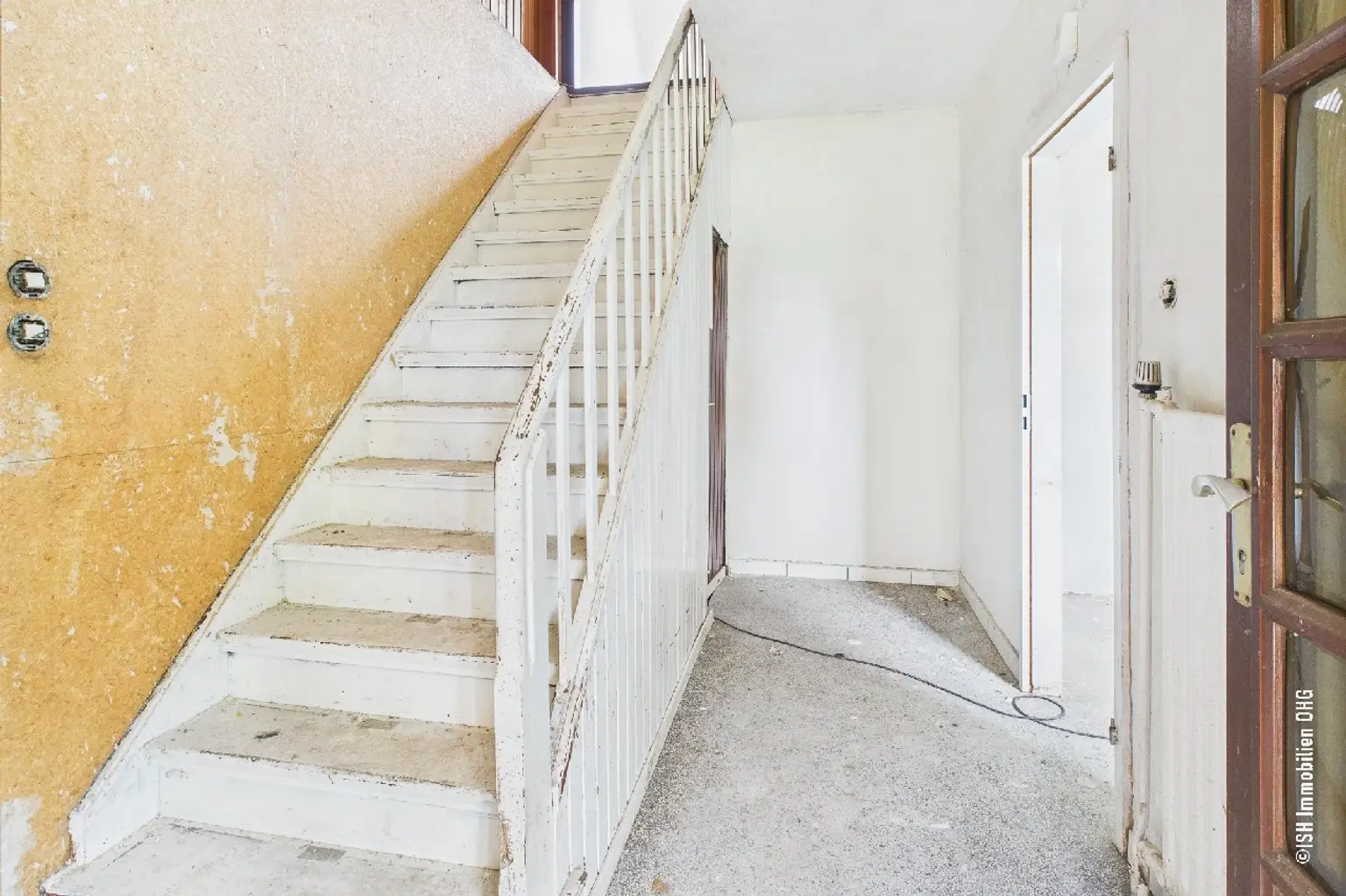 Treppe zum OG (Maisonette-Wohnung)
