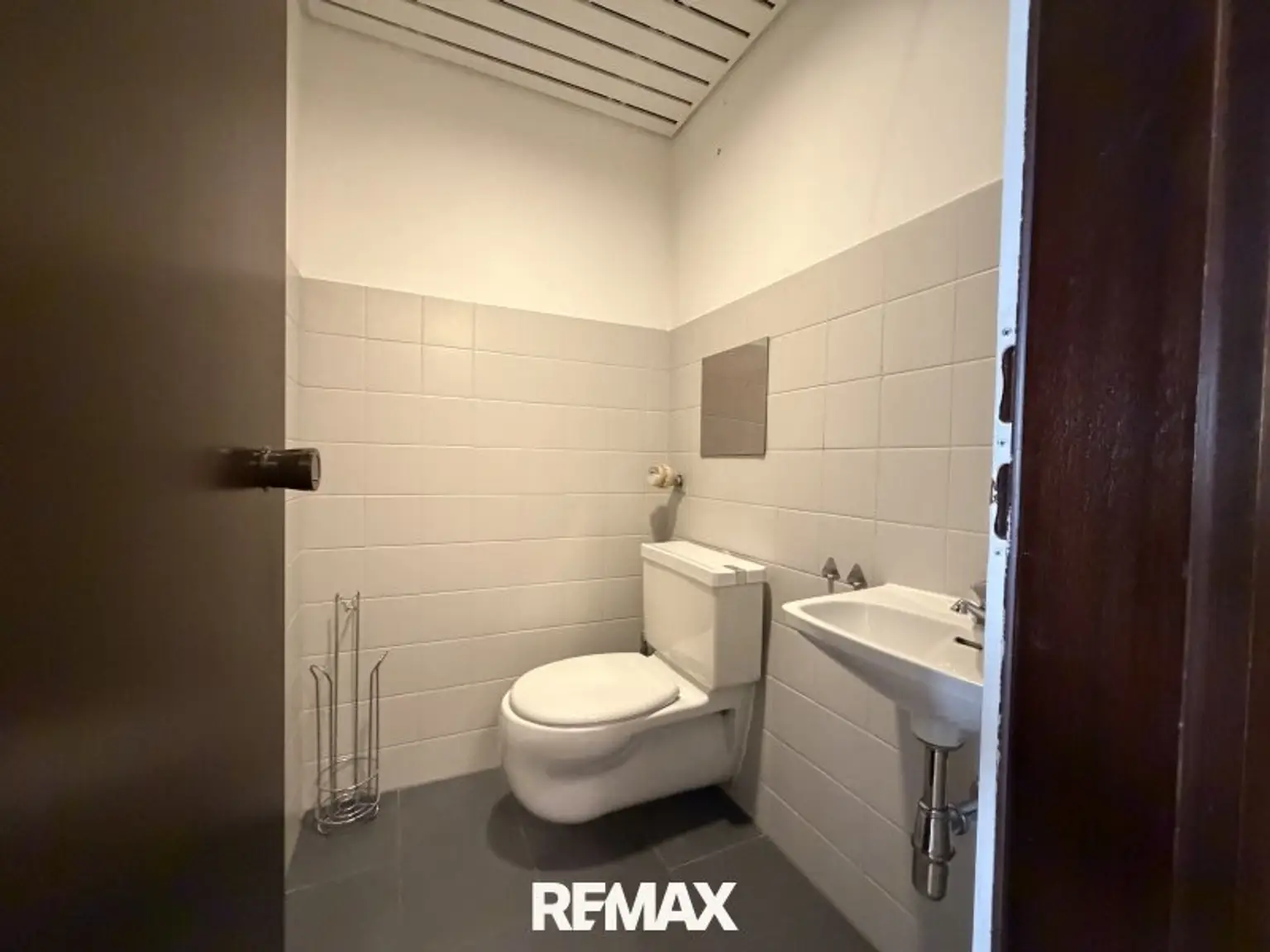 separates WC