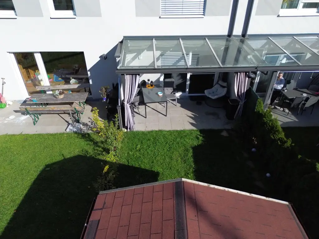 Moderne Reihenhausvilla mit Studio im DG und XXL-Dachterrasse, Carport und KFZ-Abstellplatz in Zentrumsnähe von Vöcklabruck