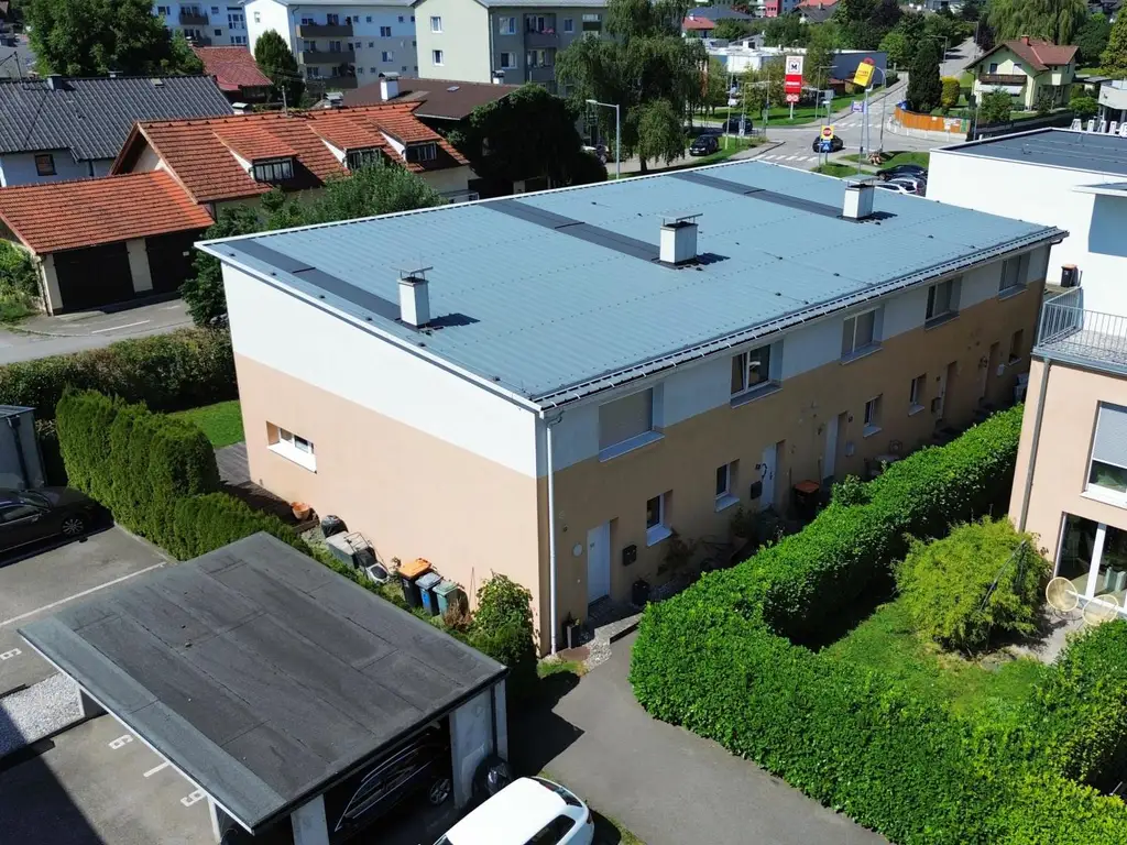 DEM ATTERSEE SO NAH! Leistbares Passiv-Eckreihenhaus mit sonnigem Eigengarten und Einzelgarage im Zentrum von Seewalchen am Attersee