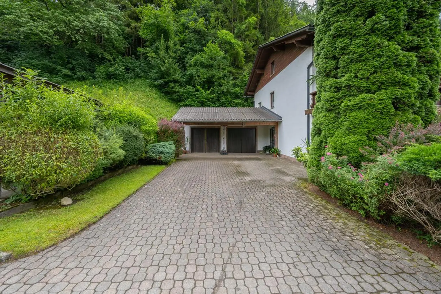 WOHNEN IM GRÜNEN – 242 m² WOHN-NUTZFLÄCHE – 3.903 m² GRUNDSTÜCK! Charmantes Einfamilienhaus voller Potenzial und zahlreicher Gestaltungsmöglichkeiten!