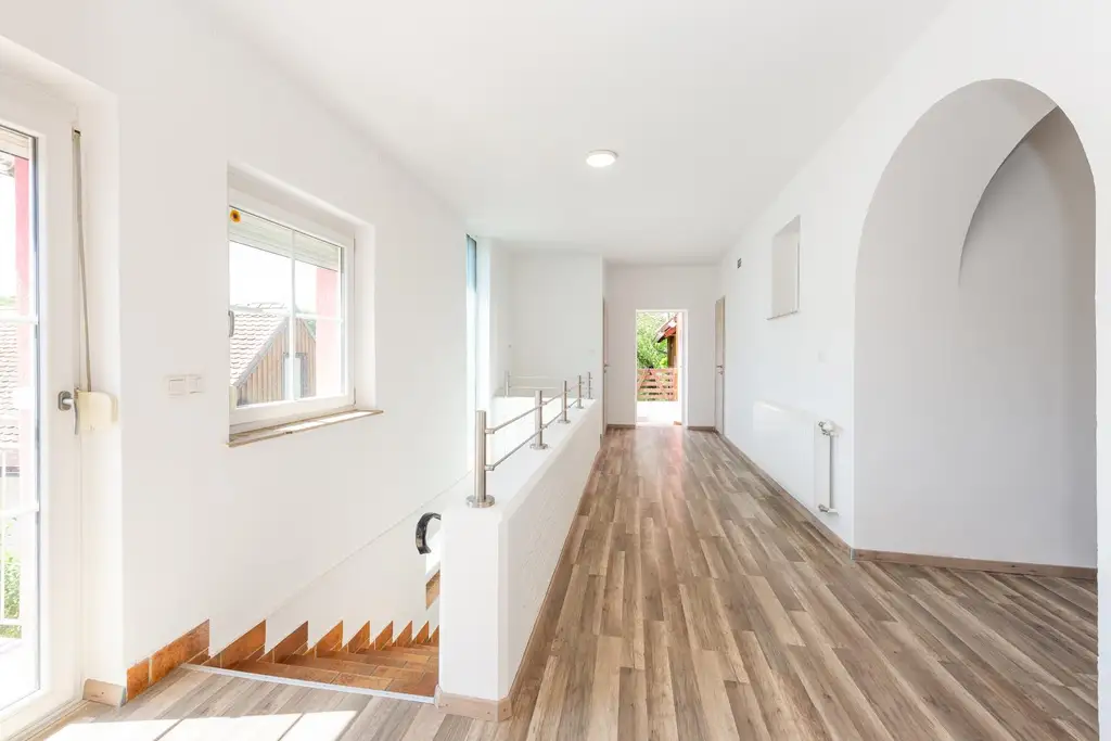 Einfamilienhaus mit großem Grundstück und Nebengebäuden