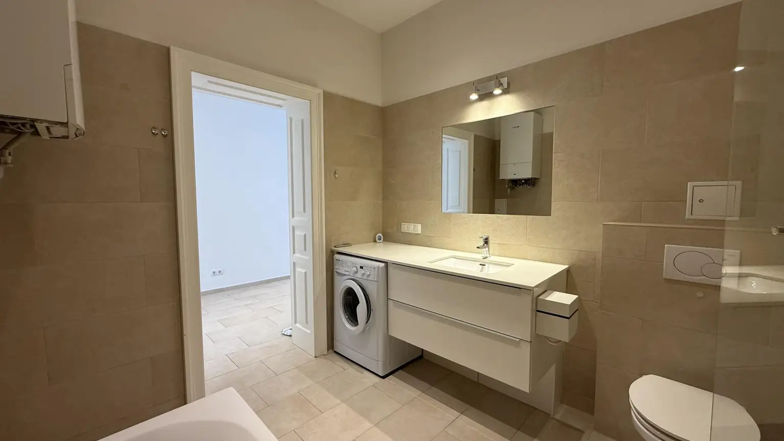 Badezimmer mit Waschmaschine