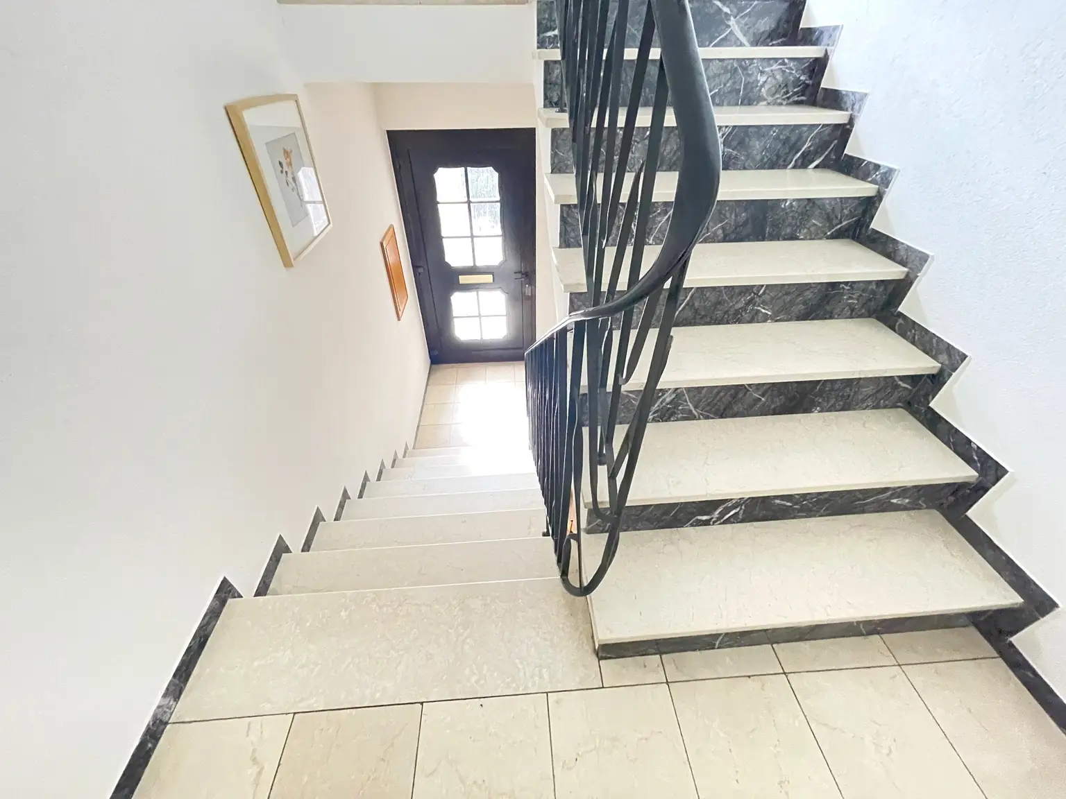 Hauseingang innen + Treppe vom UG ins EG