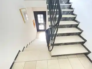 Hauseingang innen + Treppe vom UG ins EG