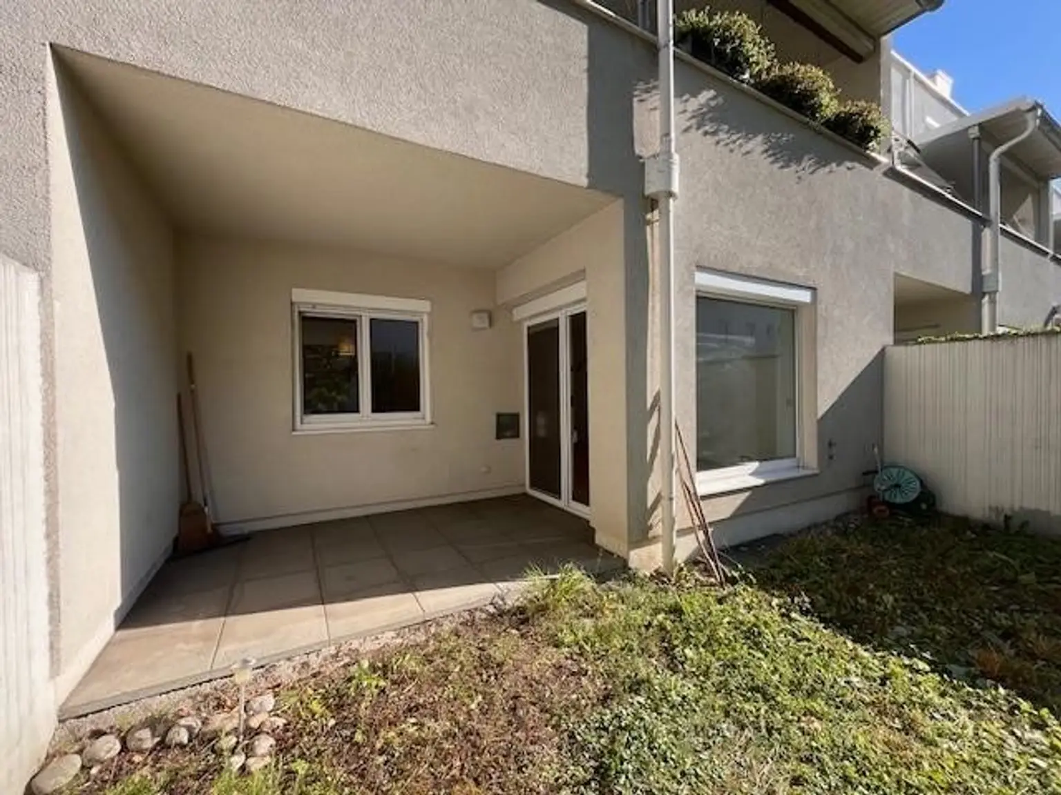 Tolle 2-Zimmer-Wohnung mit Eigengarten, Loggia und TG-Platz zu verkaufen