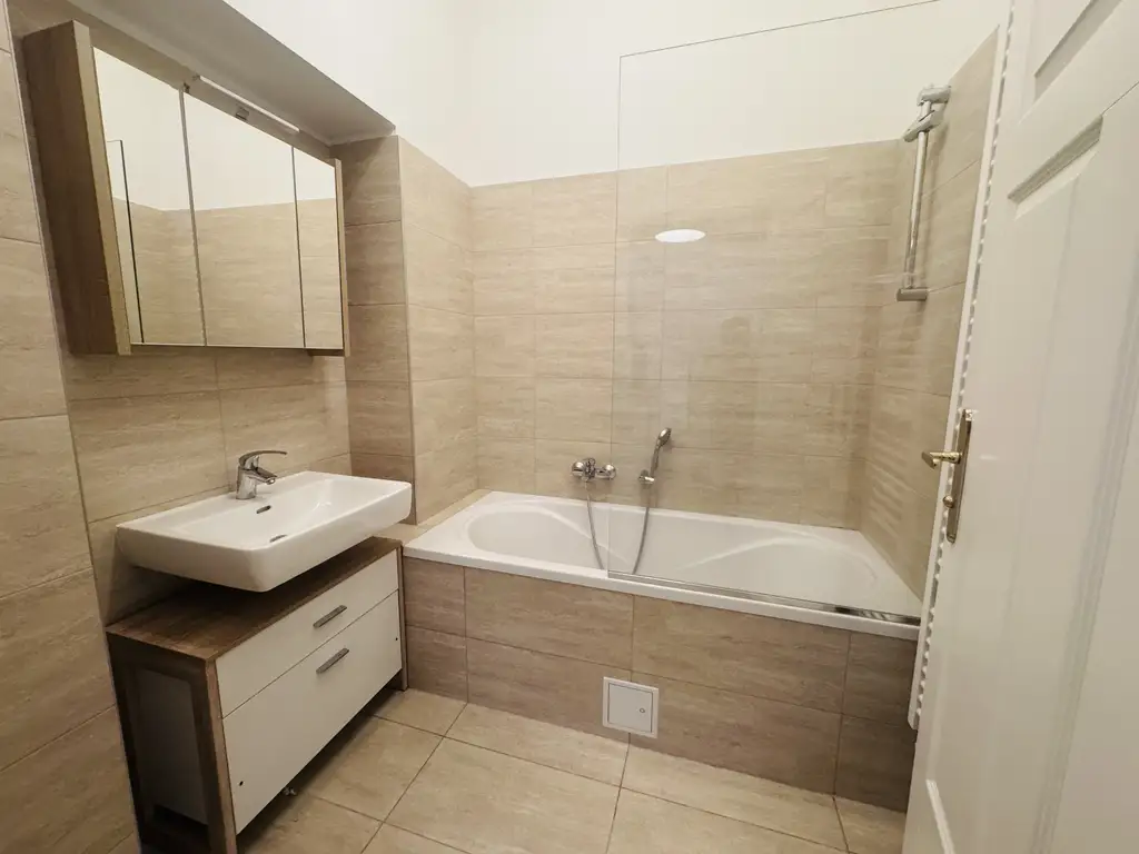 Charmantes 2-Zimmer Altbau-Schmuckstück mit Balkon