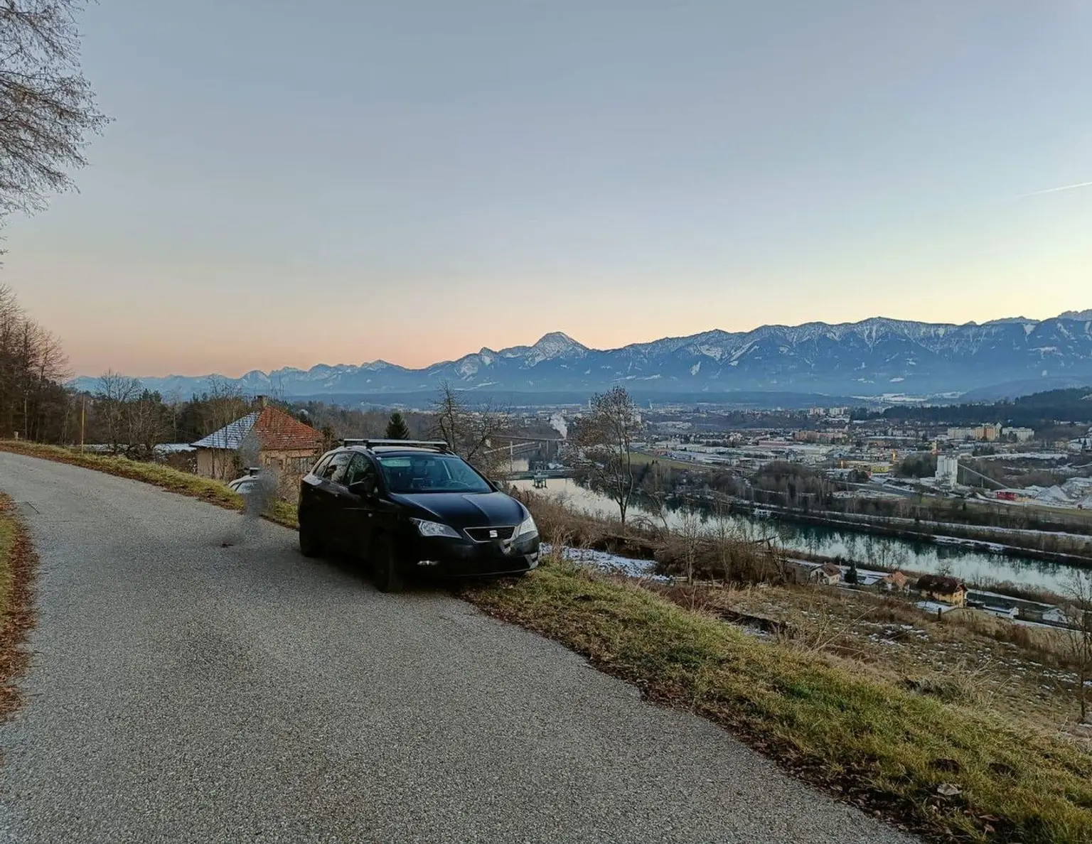Baugrund mit Bergpanorama über Villach
