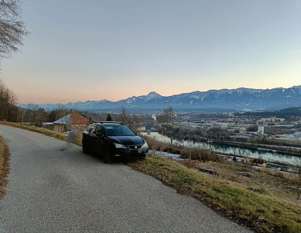 Baugrund mit Bergpanorama über Villach