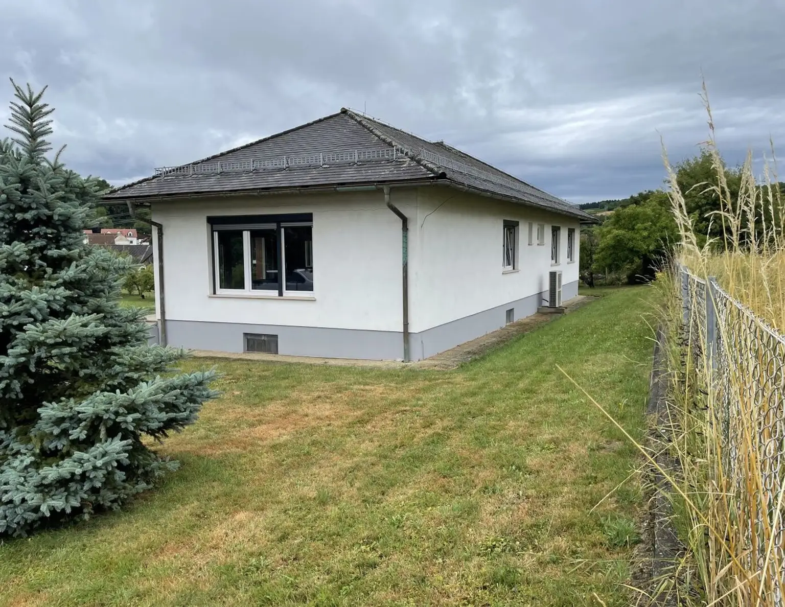Großzügiger rundum eingezäunter Bungalow in ruhiger und sonniger Ortsrandlage