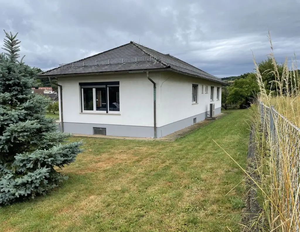 Großzügiger rundum eingezäunter Bungalow in ruhiger und sonniger Ortsrandlage